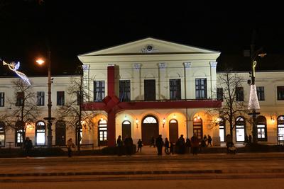 Debrecenben tal?lhat? Magyarorsz?g egyik legszebb ?s legnagyobb kar?csonyi v?s?ra. A belv?ros d?szkivil?g?t?ssal, min?s?gi gasztrokulin?ris palett?val, sz?les ?s egyed?l?ll? term?kk?n?lattal k?sz?lt ebben az ?vben is a m?r hagyom?nyos adventi forgatagra.A v?s?rban  forralt bor ?s s?lt gesztenye illat lengedezi k?rbe a sz?pen feld?sz?tett ?s kivil?g?tott hatalmas feny?f?t, a j?gkorcsolya p?ly?t, a gyerekvas?tat, ?s szinte az eg?sz belv?rost.-stock-foto