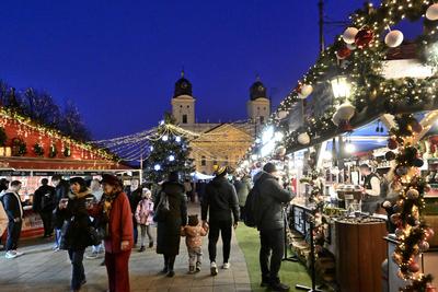 Debrecenben tal?lhat? Magyarorsz?g egyik legszebb ?s legnagyobb kar?csonyi v?s?ra. A belv?ros d?szkivil?g?t?ssal, min?s?gi gasztrokulin?ris palett?val, sz?les ?s egyed?l?ll? term?kk?n?lattal k?sz?lt ebben az ?vben is a m?r hagyom?nyos adventi forgatagra.A v?s?rban  forralt bor ?s s?lt gesztenye illat lengedezi k?rbe a sz?pen feld?sz?tett ?s kivil?g?tott hatalmas feny?f?t, a j?gkorcsolya p?ly?t, a gyerekvas?tat, ?s szinte az eg?sz belv?rost.-stock-foto