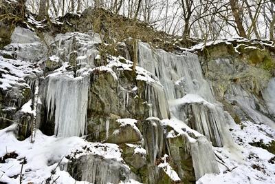 Tombol a t?l, Ezekben a t?li napokban  reggelre a h?m?r?k sokszor -15 fok al? s?lyednek.Hatalmas ?ll? j?gcsapokat var?zsolt a term?szet a hideg t?li napokban a Szurdokp?sp?ki hat?r?ban tal?lhat r?gi rekultiv?lt k?b?nya fal?ra. A M?traalj?n tal?lhat? szurdokv?lgyben az  egykori b?nya fal?n az orgona s?pokhoz hasonl? , de egy-k?t m?ter magas j?gcsapok pomp?znak a t?li hidegben a j?gbe z?rt szurdok v?lgyben.-stock-foto