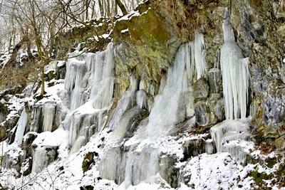 Tombol a t?l, Ezekben a t?li napokban  reggelre a h?m?r?k sokszor -15 fok al? s?lyednek.Hatalmas ?ll? j?gcsapokat var?zsolt a term?szet a hideg t?li napokban a Szurdokp?sp?ki hat?r?ban tal?lhat r?gi rekultiv?lt k?b?nya fal?ra. A M?traalj?n tal?lhat? szurdokv?lgyben az  egykori b?nya fal?n az orgona s?pokhoz hasonl? , de egy-k?t m?ter magas j?gcsapok pomp?znak a t?li hidegben a j?gbe z?rt szurdok v?lgyben.-stock-foto