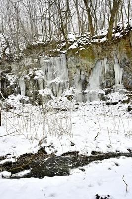 Tombol a t?l, Ezekben a t?li napokban  reggelre a h?m?r?k sokszor -15 fok al? s?lyednek.Hatalmas ?ll? j?gcsapokat var?zsolt a term?szet a hideg t?li napokban a Szurdokp?sp?ki hat?r?ban tal?lhat r?gi rekultiv?lt k?b?nya fal?ra. A M?traalj?n tal?lhat? szurdokv?lgyben az  egykori b?nya fal?n az orgona s?pokhoz hasonl? , de egy-k?t m?ter magas j?gcsapok pomp?znak a t?li hidegben a j?gbe z?rt szurdok v?lgyben.-stock-foto