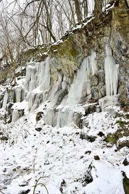 Tombol a t?l, Ezekben a t?li napokban  reggelre a h?m?r?k sokszor -15 fok al? s?lyednek.Hatalmas ?ll? j?gcsapokat var?zsolt a term?szet a hideg t?li napokban a Szurdokp?sp?ki hat?r?ban tal?lhat r?gi rekultiv?lt k?b?nya fal?ra. A M?traalj?n tal?lhat? szurdokv?lgyben az  egykori b?nya fal?n az orgona s?pokhoz hasonl? , de egy-k?t m?ter magas j?gcsapok pomp?znak a t?li hidegben a j?gbe z?rt szurdok v?lgyben.-stock-foto