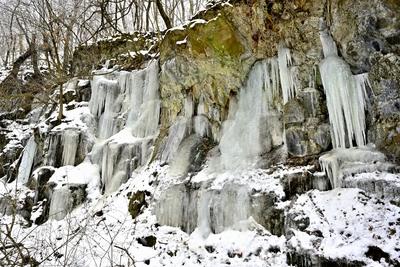 Tombol a t?l, Ezekben a t?li napokban  reggelre a h?m?r?k sokszor -15 fok al? s?lyednek.Hatalmas ?ll? j?gcsapokat var?zsolt a term?szet a hideg t?li napokban a Szurdokp?sp?ki hat?r?ban tal?lhat r?gi rekultiv?lt k?b?nya fal?ra. A M?traalj?n tal?lhat? szurdokv?lgyben az  egykori b?nya fal?n az orgona s?pokhoz hasonl? , de egy-k?t m?ter magas j?gcsapok pomp?znak a t?li hidegben a j?gbe z?rt szurdok v?lgyben.-stock-foto