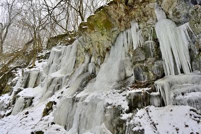 Tombol a t?l, Ezekben a t?li napokban  reggelre a h?m?r?k sokszor -15 fok al? s?lyednek.Hatalmas ?ll? j?gcsapokat var?zsolt a term?szet a hideg t?li napokban a Szurdokp?sp?ki hat?r?ban tal?lhat r?gi rekultiv?lt k?b?nya fal?ra. A M?traalj?n tal?lhat? szurdokv?lgyben az  egykori b?nya fal?n az orgona s?pokhoz hasonl? , de egy-k?t m?ter magas j?gcsapok pomp?znak a t?li hidegben a j?gbe z?rt szurdok v?lgyben.-stock-foto