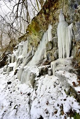 Tombol a t?l, Ezekben a t?li napokban  reggelre a h?m?r?k sokszor -15 fok al? s?lyednek.Hatalmas ?ll? j?gcsapokat var?zsolt a term?szet a hideg t?li napokban a Szurdokp?sp?ki hat?r?ban tal?lhat r?gi rekultiv?lt k?b?nya fal?ra. A M?traalj?n tal?lhat? szurdokv?lgyben az  egykori b?nya fal?n az orgona s?pokhoz hasonl? , de egy-k?t m?ter magas j?gcsapok pomp?znak a t?li hidegben a j?gbe z?rt szurdok v?lgyben.-stock-foto