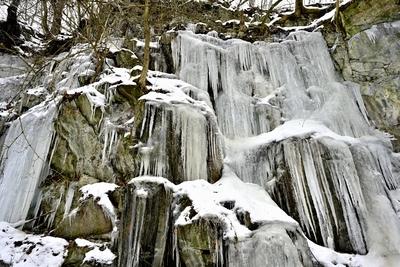 Tombol a t?l, Ezekben a t?li napokban  reggelre a h?m?r?k sokszor -15 fok al? s?lyednek.Hatalmas ?ll? j?gcsapokat var?zsolt a term?szet a hideg t?li napokban a Szurdokp?sp?ki hat?r?ban tal?lhat r?gi rekultiv?lt k?b?nya fal?ra. A M?traalj?n tal?lhat? szurdokv?lgyben az  egykori b?nya fal?n az orgona s?pokhoz hasonl? , de egy-k?t m?ter magas j?gcsapok pomp?znak a t?li hidegben a j?gbe z?rt szurdok v?lgyben.-stock-foto