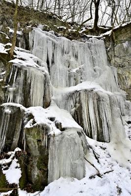 Tombol a t?l, Ezekben a t?li napokban  reggelre a h?m?r?k sokszor -15 fok al? s?lyednek.Hatalmas ?ll? j?gcsapokat var?zsolt a term?szet a hideg t?li napokban a Szurdokp?sp?ki hat?r?ban tal?lhat r?gi rekultiv?lt k?b?nya fal?ra. A M?traalj?n tal?lhat? szurdokv?lgyben az  egykori b?nya fal?n az orgona s?pokhoz hasonl? , de egy-k?t m?ter magas j?gcsapok pomp?znak a t?li hidegben a j?gbe z?rt szurdok v?lgyben.-stock-foto