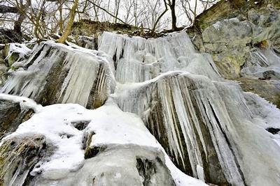 Tombol a t?l, Ezekben a t?li napokban  reggelre a h?m?r?k sokszor -15 fok al? s?lyednek.Hatalmas ?ll? j?gcsapokat var?zsolt a term?szet a hideg t?li napokban a Szurdokp?sp?ki hat?r?ban tal?lhat r?gi rekultiv?lt k?b?nya fal?ra. A M?traalj?n tal?lhat? szurdokv?lgyben az  egykori b?nya fal?n az orgona s?pokhoz hasonl? , de egy-k?t m?ter magas j?gcsapok pomp?znak a t?li hidegben a j?gbe z?rt szurdok v?lgyben.-stock-foto