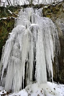 Tombol a t?l, Ezekben a t?li napokban  reggelre a h?m?r?k sokszor -15 fok al? s?lyednek.Hatalmas ?ll? j?gcsapokat var?zsolt a term?szet a hideg t?li napokban a Szurdokp?sp?ki hat?r?ban tal?lhat r?gi rekultiv?lt k?b?nya fal?ra. A M?traalj?n tal?lhat? szurdokv?lgyben az  egykori b?nya fal?n az orgona s?pokhoz hasonl? , de egy-k?t m?ter magas j?gcsapok pomp?znak a t?li hidegben a j?gbe z?rt szurdok v?lgyben.-stock-foto