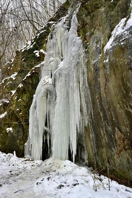 Tombol a t?l, Ezekben a t?li napokban  reggelre a h?m?r?k sokszor -15 fok al? s?lyednek.Hatalmas ?ll? j?gcsapokat var?zsolt a term?szet a hideg t?li napokban a Szurdokp?sp?ki hat?r?ban tal?lhat r?gi rekultiv?lt k?b?nya fal?ra. A M?traalj?n tal?lhat? szurdokv?lgyben az  egykori b?nya fal?n az orgona s?pokhoz hasonl? , de egy-k?t m?ter magas j?gcsapok pomp?znak a t?li hidegben a j?gbe z?rt szurdok v?lgyben.-stock-foto