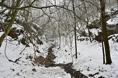 Tombol a t?l, Ezekben a t?li napokban  reggelre a h?m?r?k sokszor -15 fok al? s?lyednek.Hatalmas ?ll? j?gcsapokat var?zsolt a term?szet a hideg t?li napokban a Szurdokp?sp?ki hat?r?ban tal?lhat r?gi rekultiv?lt k?b?nya fal?ra. A M?traalj?n tal?lhat? szurdokv?lgyben az  egykori b?nya fal?n az orgona s?pokhoz hasonl? , de egy-k?t m?ter magas j?gcsapok pomp?znak a t?li hidegben a j?gbe z?rt szurdok v?lgyben.-stock-foto