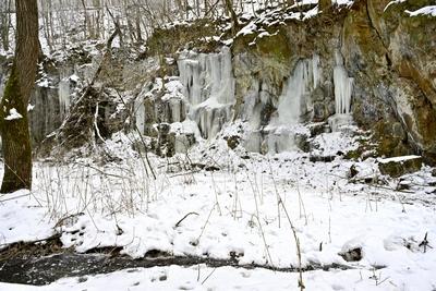 Tombol a t?l, Ezekben a t?li napokban  reggelre a h?m?r?k sokszor -15 fok al? s?lyednek.Hatalmas ?ll? j?gcsapokat var?zsolt a term?szet a hideg t?li napokban a Szurdokp?sp?ki hat?r?ban tal?lhat r?gi rekultiv?lt k?b?nya fal?ra. A M?traalj?n tal?lhat? szurdokv?lgyben az  egykori b?nya fal?n az orgona s?pokhoz hasonl? , de egy-k?t m?ter magas j?gcsapok pomp?znak a t?li hidegben a j?gbe z?rt szurdok v?lgyben.-stock-foto