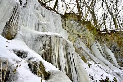 Tombol a t?l, Ezekben a t?li napokban  reggelre a h?m?r?k sokszor -15 fok al? s?lyednek.Hatalmas ?ll? j?gcsapokat var?zsolt a term?szet a hideg t?li napokban a Szurdokp?sp?ki hat?r?ban tal?lhat r?gi rekultiv?lt k?b?nya fal?ra. A M?traalj?n tal?lhat? szurdokv?lgyben az  egykori b?nya fal?n az orgona s?pokhoz hasonl? , de egy-k?t m?ter magas j?gcsapok pomp?znak a t?li hidegben a j?gbe z?rt szurdok v?lgyben.-stock-foto