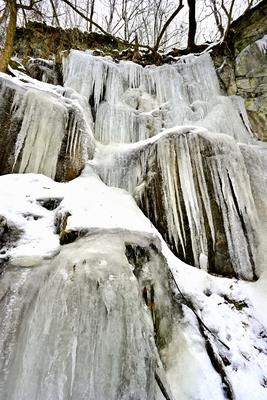 Tombol a t?l, Ezekben a t?li napokban  reggelre a h?m?r?k sokszor -15 fok al? s?lyednek.Hatalmas ?ll? j?gcsapokat var?zsolt a term?szet a hideg t?li napokban a Szurdokp?sp?ki hat?r?ban tal?lhat r?gi rekultiv?lt k?b?nya fal?ra. A M?traalj?n tal?lhat? szurdokv?lgyben az  egykori b?nya fal?n az orgona s?pokhoz hasonl? , de egy-k?t m?ter magas j?gcsapok pomp?znak a t?li hidegben a j?gbe z?rt szurdok v?lgyben.-stock-foto