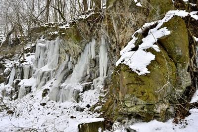 Tombol a t?l, Ezekben a t?li napokban  reggelre a h?m?r?k sokszor -15 fok al? s?lyednek.Hatalmas ?ll? j?gcsapokat var?zsolt a term?szet a hideg t?li napokban a Szurdokp?sp?ki hat?r?ban tal?lhat r?gi rekultiv?lt k?b?nya fal?ra. A M?traalj?n tal?lhat? szurdokv?lgyben az  egykori b?nya fal?n az orgona s?pokhoz hasonl? , de egy-k?t m?ter magas j?gcsapok pomp?znak a t?li hidegben a j?gbe z?rt szurdok v?lgyben.-stock-foto