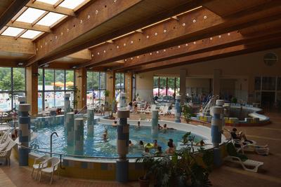 Gyopárosfürdő-stock-foto