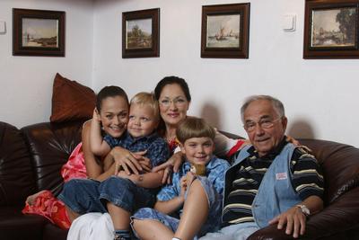 Fonyó Barbara és családja-stock-foto