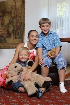 Fonyó Barbara gyermekeivel-stock-foto