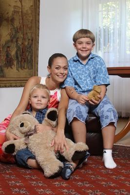 Fonyó Barbara gyermekeivel-stock-foto