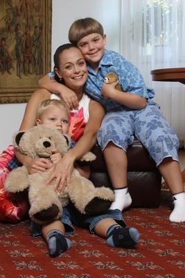 Fonyó Barbara gyermekeivel-stock-foto