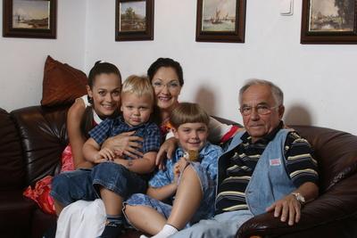 Fonyó Barbara és családja-stock-foto