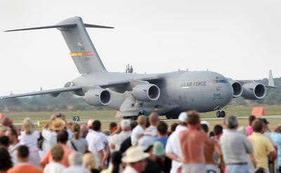 Amerikai óriásgép landolt Kecskeméten-stock-foto