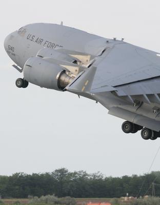 Amerikai óriásgép landolt Kecskeméten-stock-foto