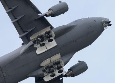 Amerikai óriásgép landolt Kecskeméten-stock-foto