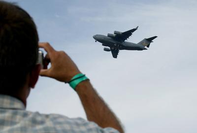 Amerikai óriásgép landolt Kecskeméten-stock-foto