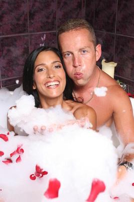 Norbi és Réka a kádban-stock-foto