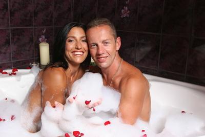 Norbi és Réka a kádban-stock-foto