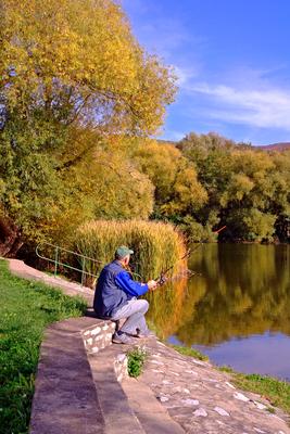 Horgász a bélapátfalvai horgásztónál-stock-foto