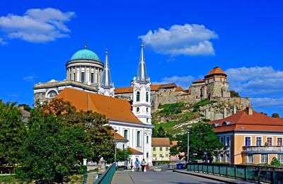 Esztergom látképe, előtérben az esztergomi római katolikus Szent Ignác-plébániatemplom, vagy vízivárosi plébániatemplom – helyi nevén a kéttornyú templom vagy Vízivárosi templom – a Mindszenty téren, a Víziváros főterén található, a prímási palota közvetlen szomszédságában. Háttérben a Bazilika és a Vár-stock-foto