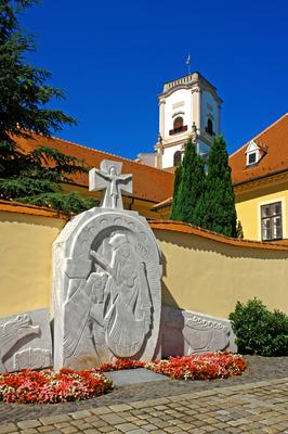 Győr belvárosában, a Káptalandombon, a Püspöki palota oldalánál, az Aradi Vértanúk útján, az Apor Vilmos püspök tere felé néz a Boldogasszonykő, Szervátiusz Tibor kolozsvári magyar szobrászművész 2000-ben készült márvány alkotása.-stock-foto