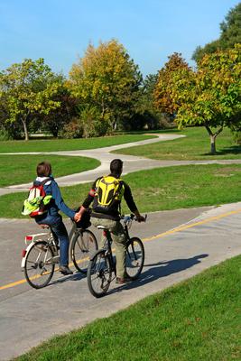 Fiatal pár kerékpározik kézenfogva-stock-foto