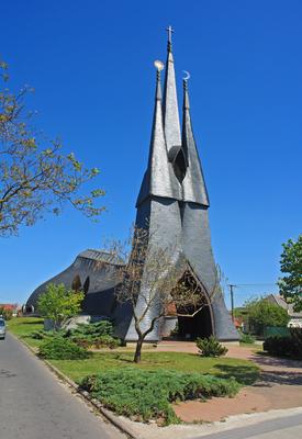 Paks, a római katolikus Szentlélek templom vagy más néven Makovecz-templom-stock-foto