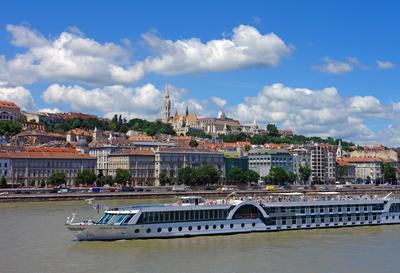 Üdülőhajó Budapesten-stock-foto