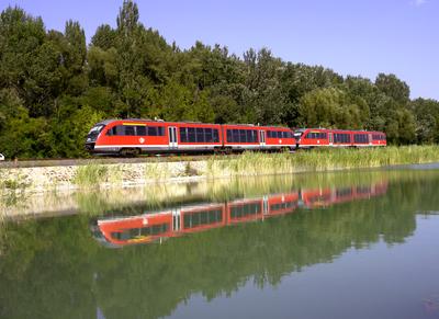 Siemens Desiro vonat a Balatonnál-stock-foto