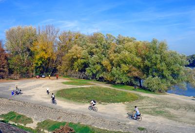 Kerékpárút a Dunaparton-stock-foto