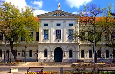 1838-39-ben klasszicista stílusban épült városháza épülete Jászberény központjában-stock-foto