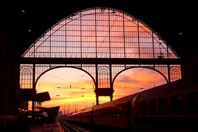 Az elsõ hajnali vonat a budapesti Keleti pályaudvaron-stock-foto