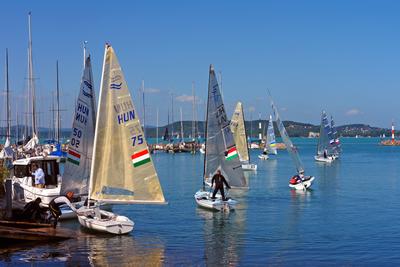 Balatoni kikötõ vitorlásversenyzõkkel-stock-foto