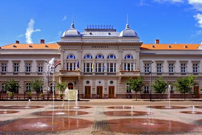 Városháza épülete a szolnoki Kossuth téren-stock-foto