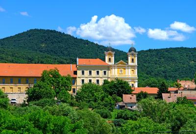 XVIII. században barokk stílusban épült templom Márianosztrán, a Börzsönyben-stock-foto