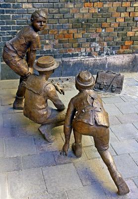 Pál utcai fiúk szoborcsoport részlet Budapest VIII. kerületében, a Práter utcában. Szanyi Péter alkotása-stock-photo
