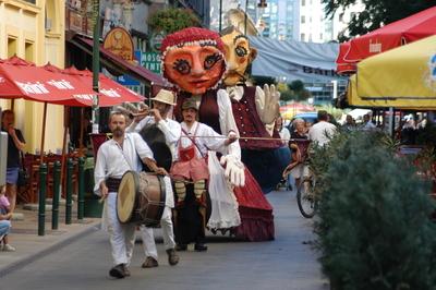 Óriásbábok Budapest utcáin-stock-foto
