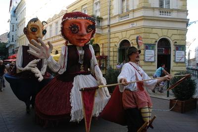 Óriásbábok Budapest utcáin-stock-foto