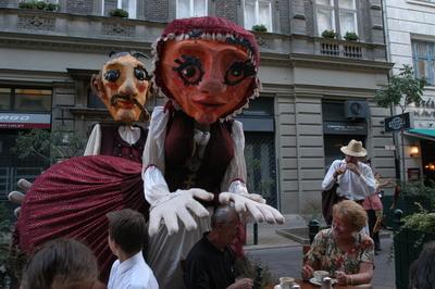 Óriásbábok Budapest utcáin-stock-foto