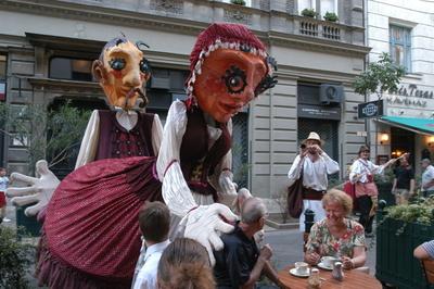 Óriásbábok Budapest utcáin-stock-foto