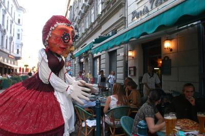 Óriásbábok Budapest utcáin-stock-foto